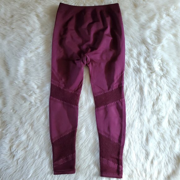 Fabletics Mosaic High Waisted 7/8 Leggings Burgundy Small NWT - Picture 7 of 14